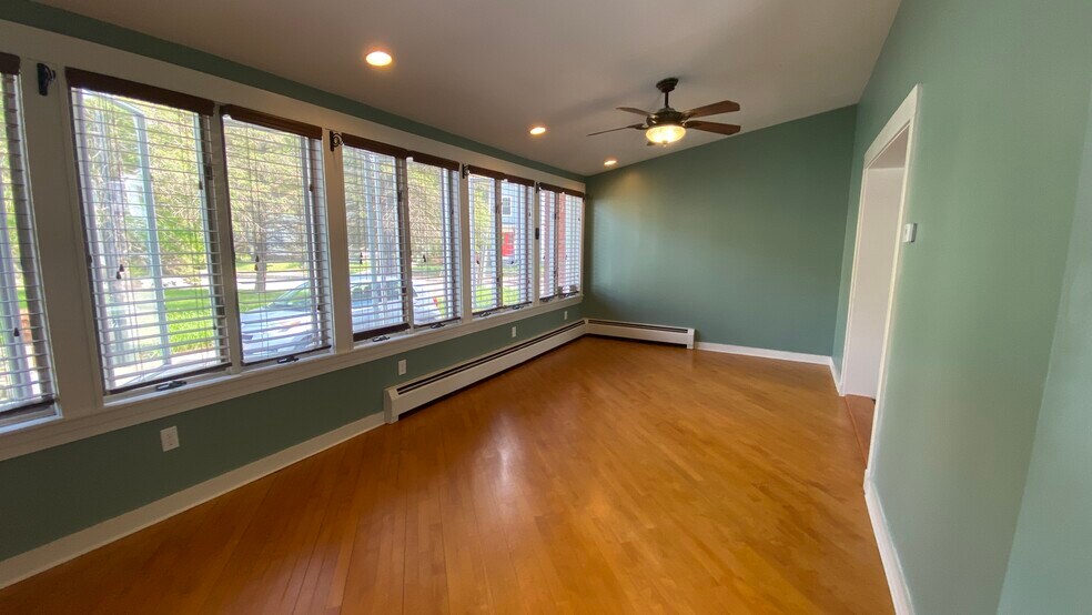 Living Room - 154 Beach St