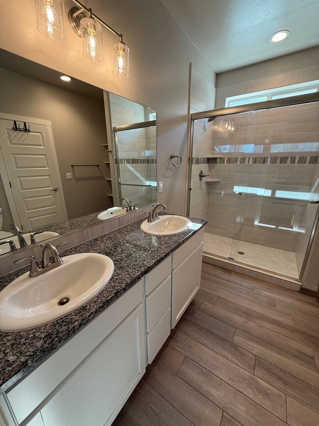 Building Photo - Modern 3 Bed, 2 Bath Home