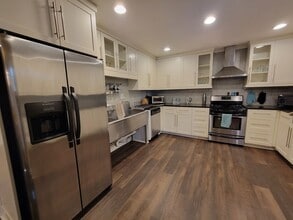 Building Photo - Spacious and newly renovated 3 bed 2 bath ...