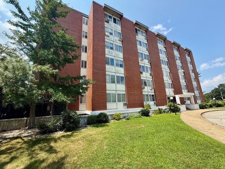 Building Photo - Blackstone Apartments