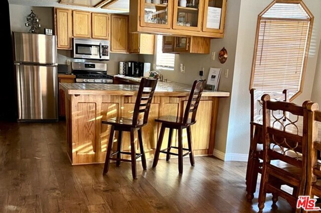 Building Photo - 494 Division Dr