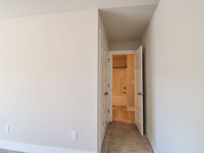 Building Photo - Great Location near Edgewater and Toyota F...