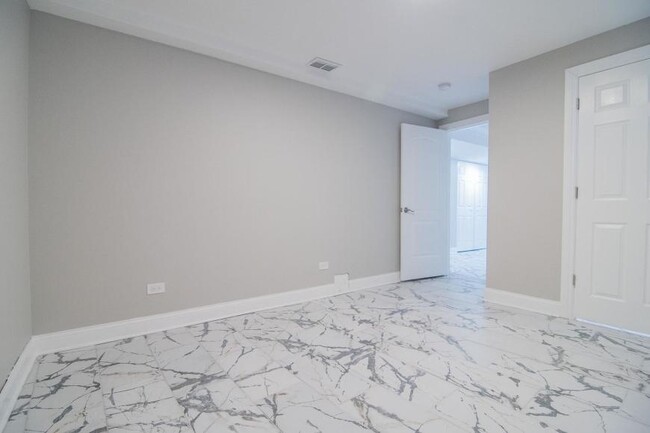 Building Photo - 2 bedroom in Chicago IL 60651