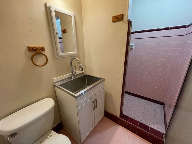 Building Photo - Charming 1 bedroom available in Woodlawn T...