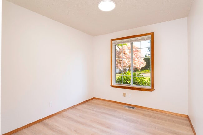 Building Photo - 12920 SE 157th Pl