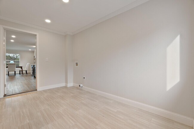 Building Photo - 4816 W Mockingbird Ln