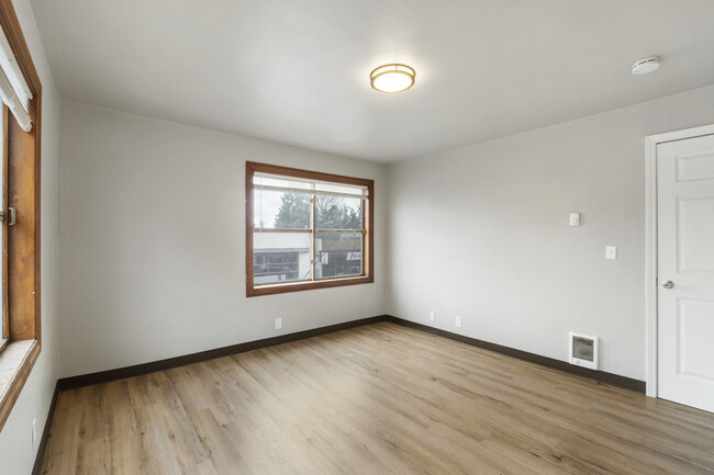 Building Photo - 403 1/2 Garfield St S-17