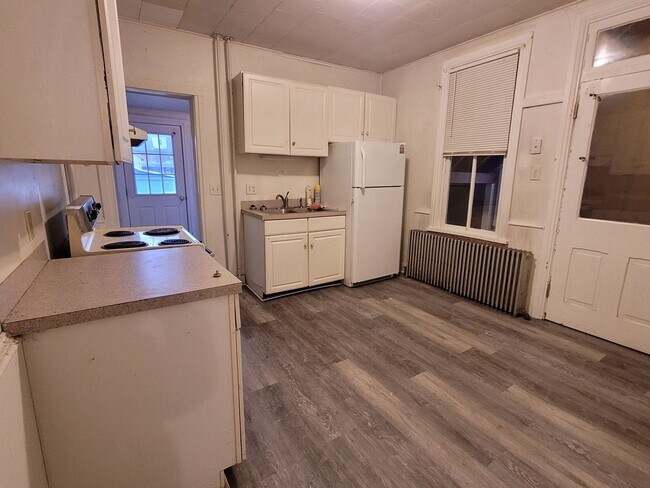 Building Photo - 40 N Chestnut St