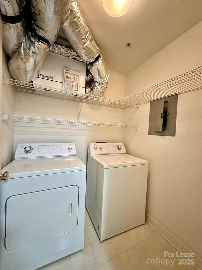 Building Photo - 718 W Trade St