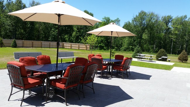 community patio/picnic area - 333 NY-376