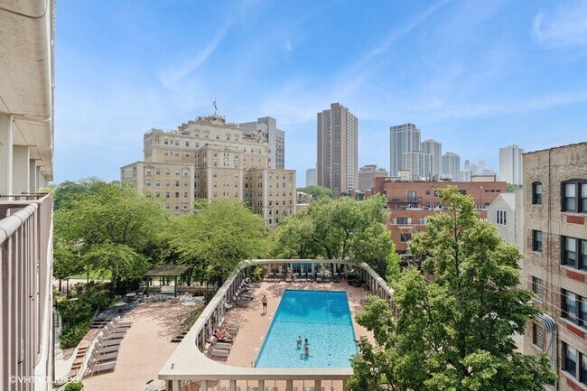 Building Photo - 1960 N Lincoln Park W