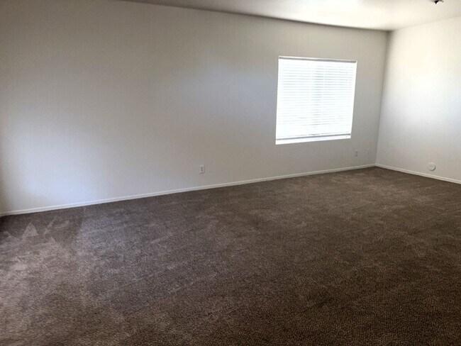 Building Photo - 4 BEDROOM HOME IN LITCHFIELD MANOR WITH 3 ...