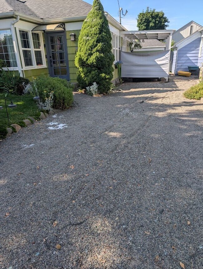 Building Photo - Stunning 4 Bedroom Normal Hill House - Pet-Friendly!