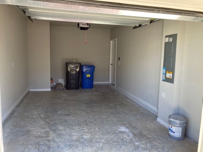Building Photo - Like new 3 bedroom, 2.5 bathroom, 1 car ga...