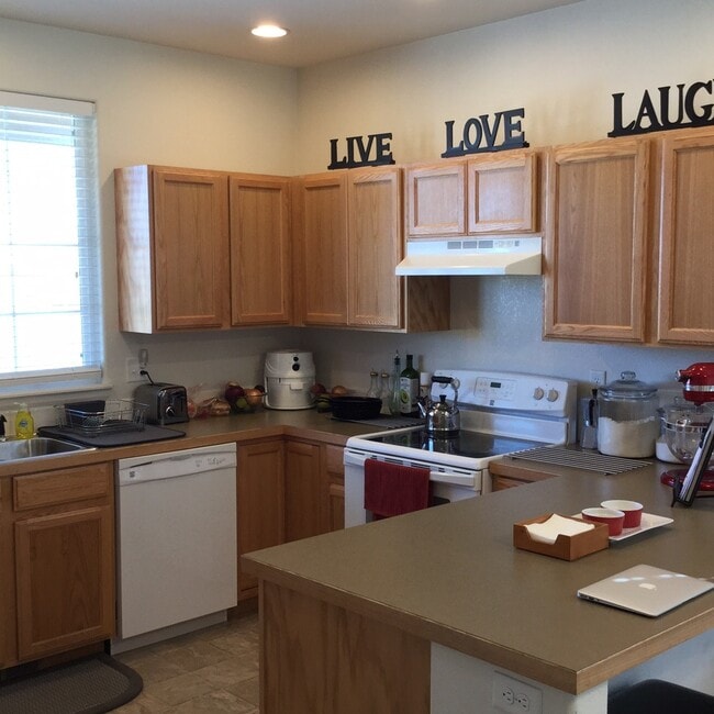 Building Photo - Beautiful 4-Bedroom Home South Fort Collins!