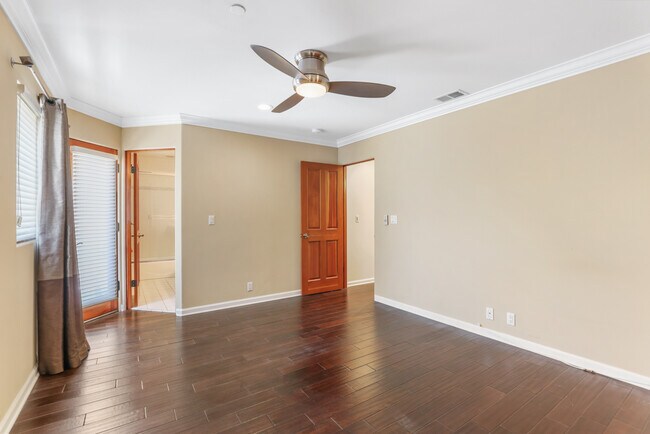 Building Photo - 209 Crest Dr