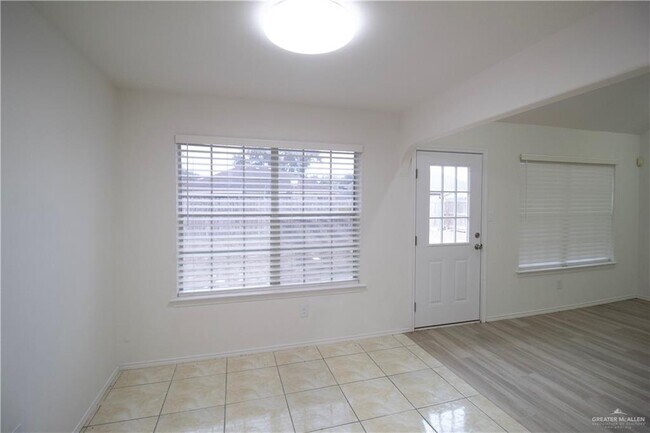 Building Photo - 18 Umbrellabird Ave