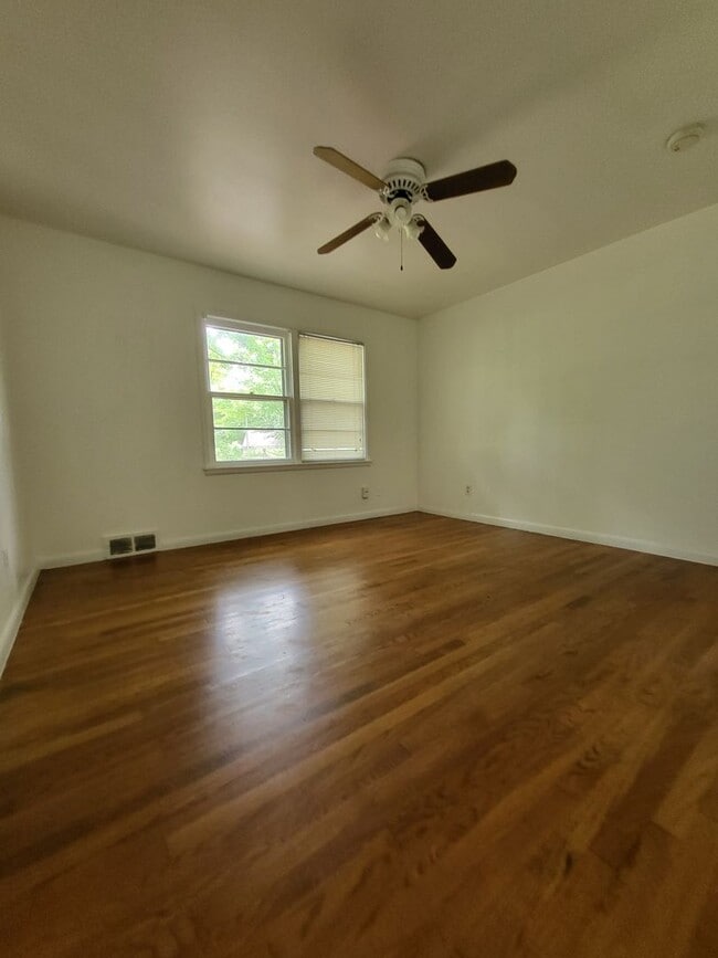 Building Photo - PRELEASING for Aug 7th! (3-4) Bedroom/(2) Bath Close to Campus!