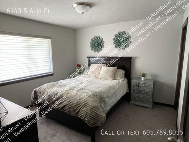 Building Photo - 6143 S Alki Pl