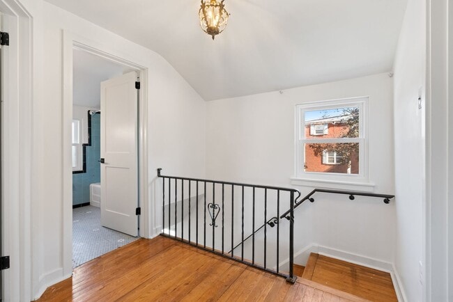Building Photo - Newly Renovated 3Bd/1.5 Bath Home -- Avail...