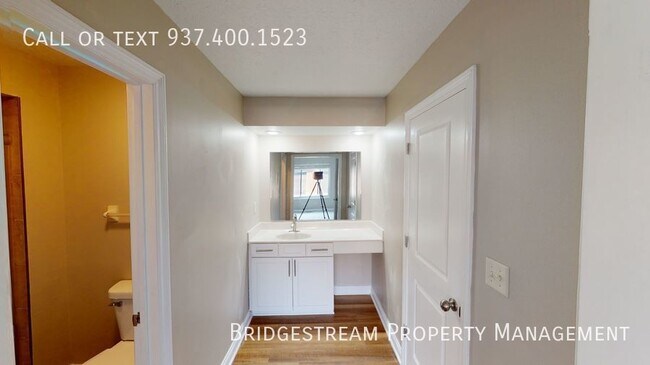 Building Photo - Beautiful ground level 2 bedroom, 2 full b...