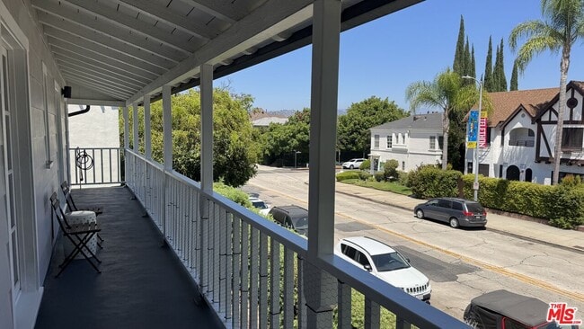 Building Photo - 1113 S Doheny Dr