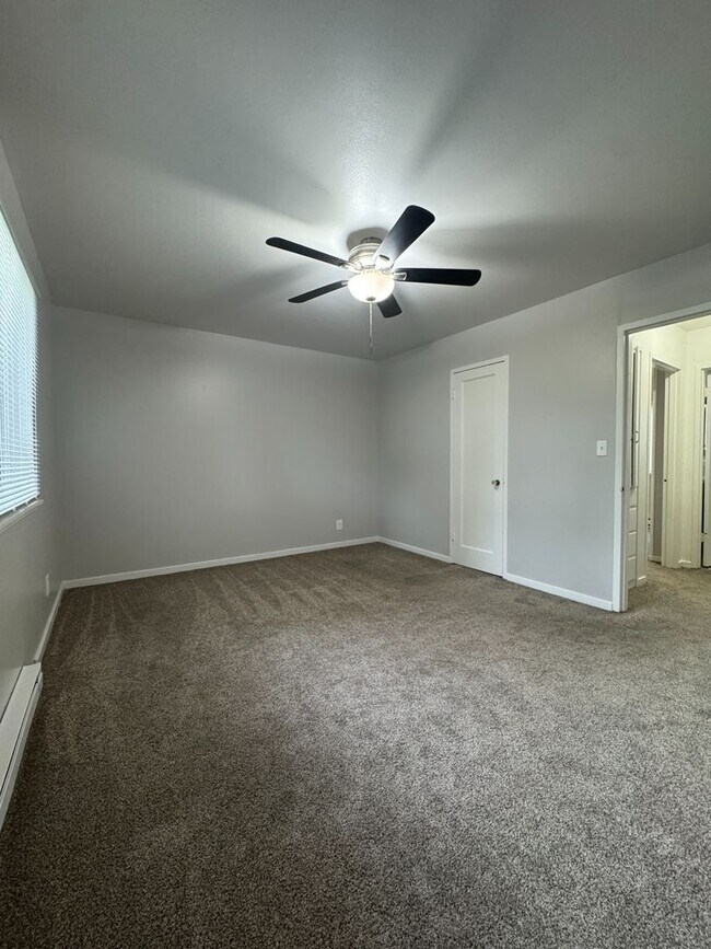 Building Photo - (UNM)  2 bed/1 bath Apartment