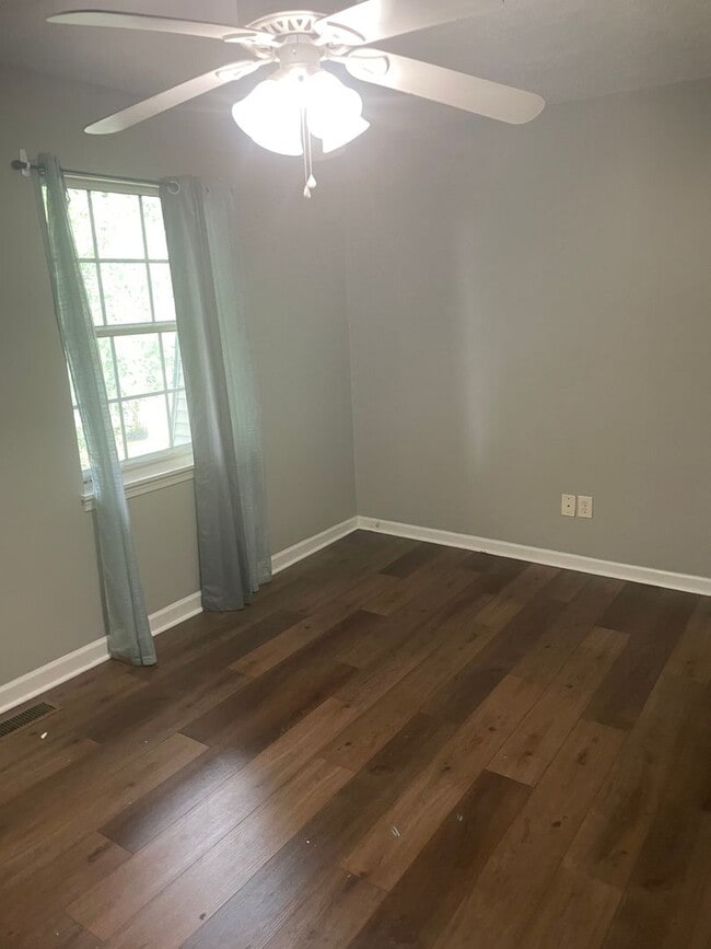 Building Photo - 122 Pebble Ct