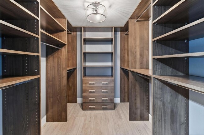 Building Photo - 372 Golfview Rd