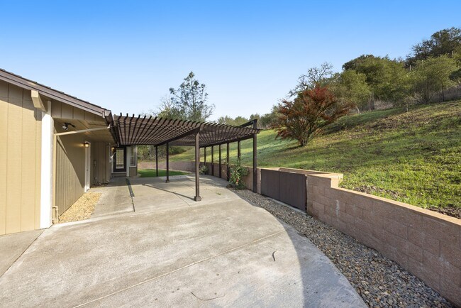 Building Photo - 9168 Eastside Rd