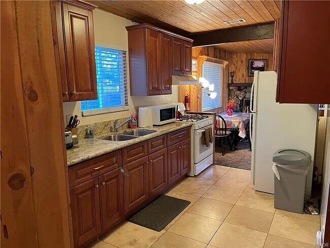 Building Photo - Warm & Cozy Single-Story Home in Big Bear City