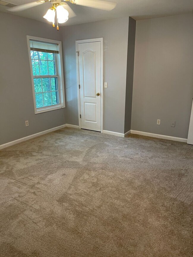 Building Photo - Updated Townhome