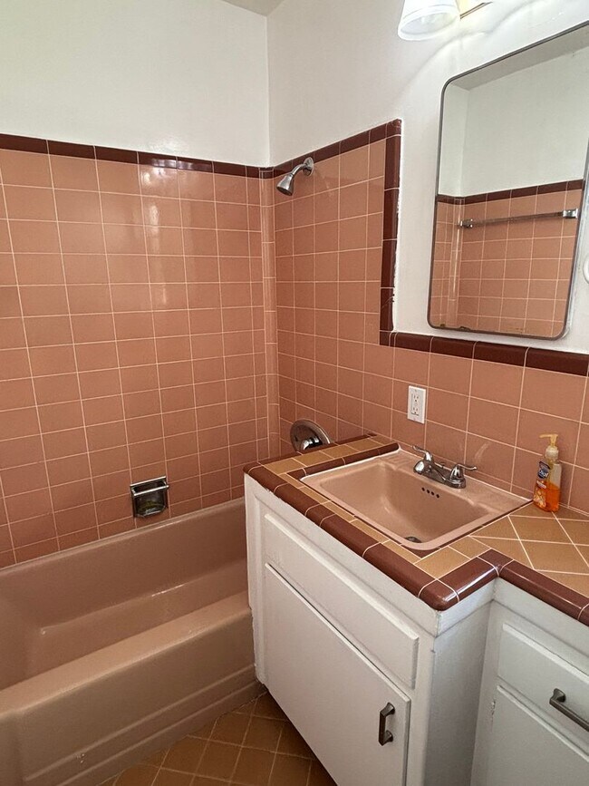 Building Photo - 1 Bedroom available now!