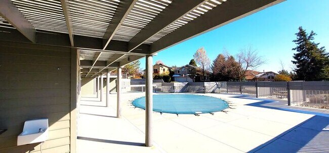 Building Photo - Beautifully Updated 3 Bedroom 2 Bath Updat...