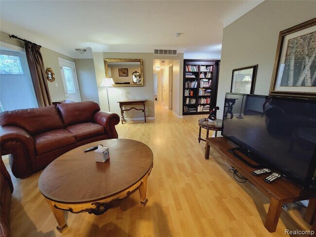 Building Photo - 18311 Norwich Rd