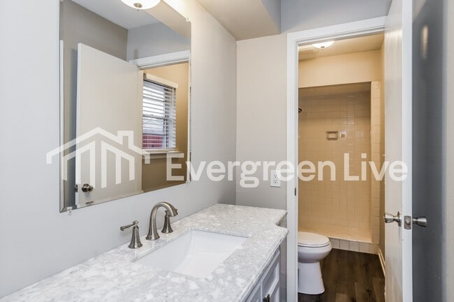 Building Photo - 9538 Vinewood Dr