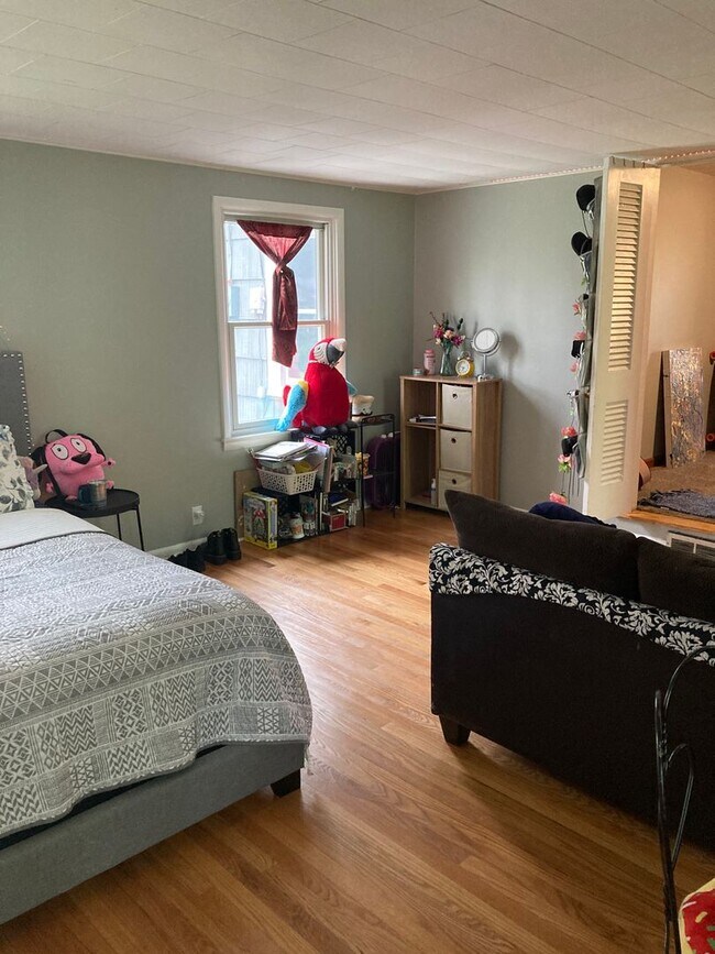 Building Photo - 3 bedroom, 1 bath House: Available August ...