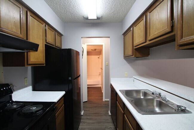 Building Photo - 1 Bed 1 Bath, Upstairs Apartment Unit at H...
