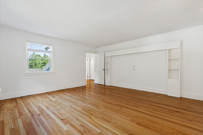 Building Photo - 30 Park Dr N