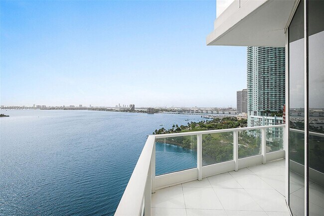 Building Photo - 2020 N Bayshore Dr