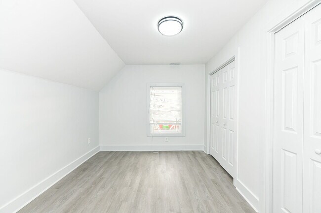 Building Photo - 942 W 27th St