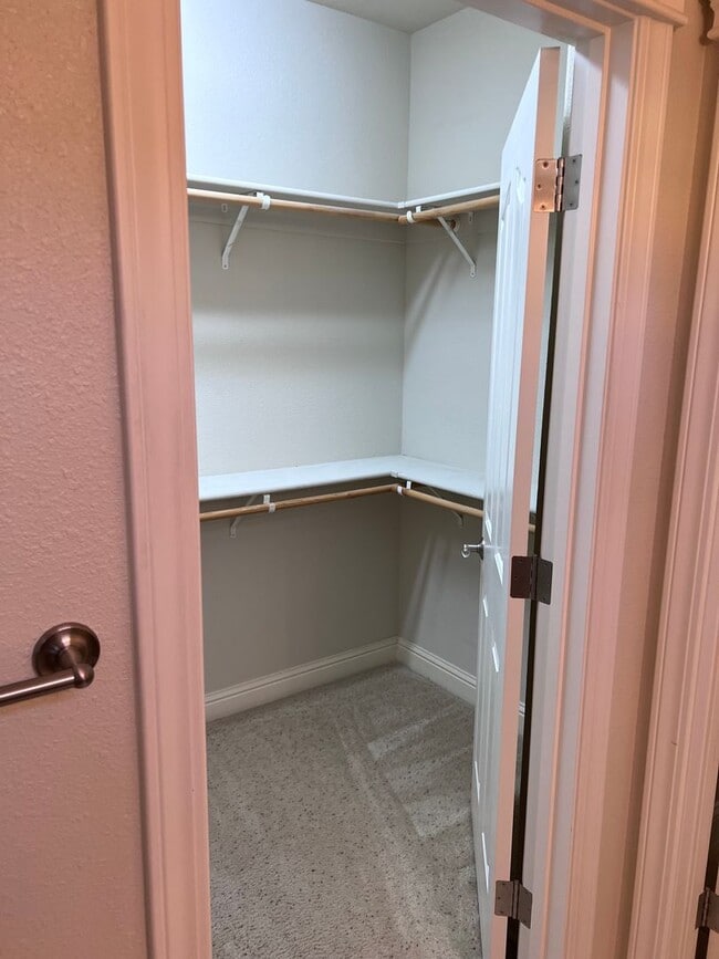 Building Photo - 3 bedroom, 2.5 bathroom home in great Neig...