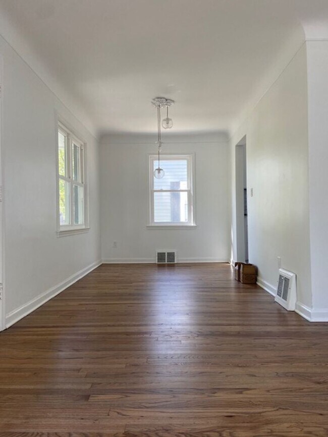 Building Photo - GORGEOUS 3 BED 2 BATH BUNGALOW IN ROYAL OAK ---- MINERVA