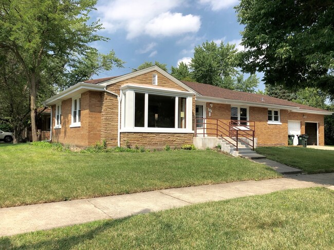 Building Photo - Updated 3Bed/2Bath Home For Rent Brookfield! 2 Car Attached Garage