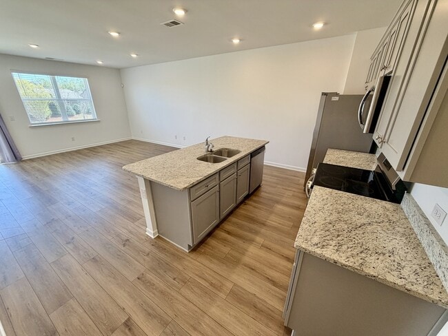 Building Photo - 261 Kenoot Dr