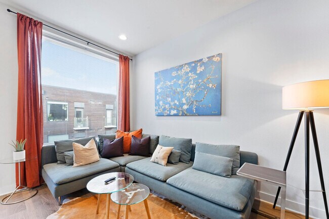 Building Photo - 1800 E 4th St