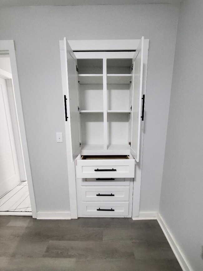 Building Photo - 290 Quick St