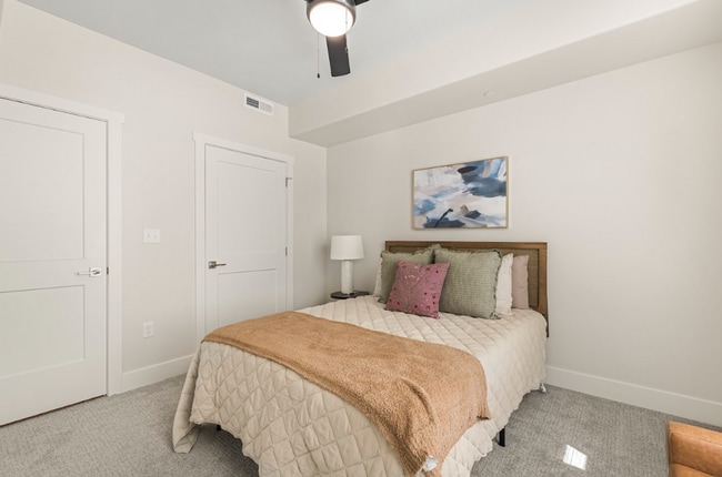 Building Photo - Lincoln Crossing Apartments Unit 1305
