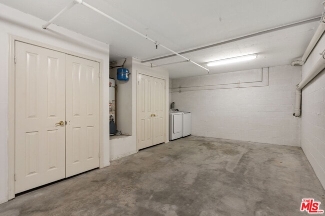 Building Photo - 13030 Moorpark St