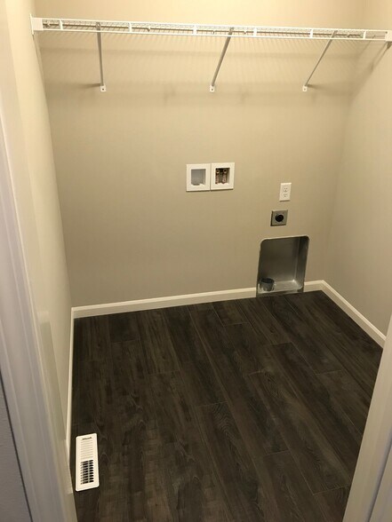 In unit washer and dryer - 5858 Lien Rd